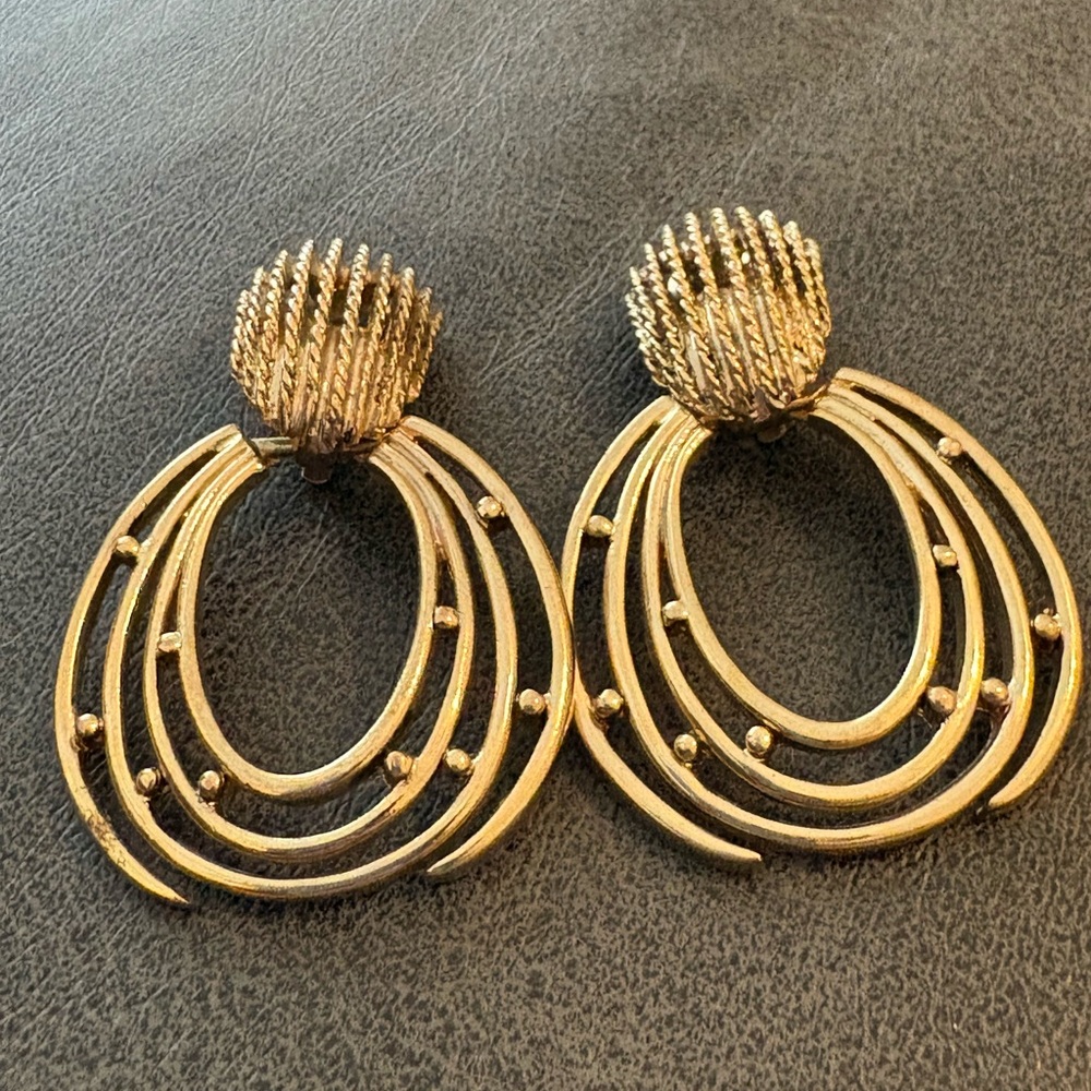Oscar de la Renta Gold Tone Clip on Earrings